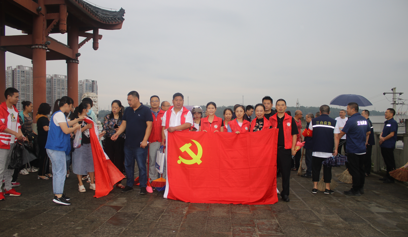 党员教师进社区 志愿服务暖人心